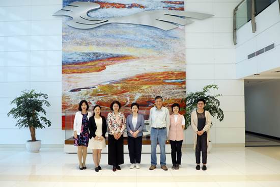 7 上海市妇联领导调研学校市级妇女研究中心工作开展情况